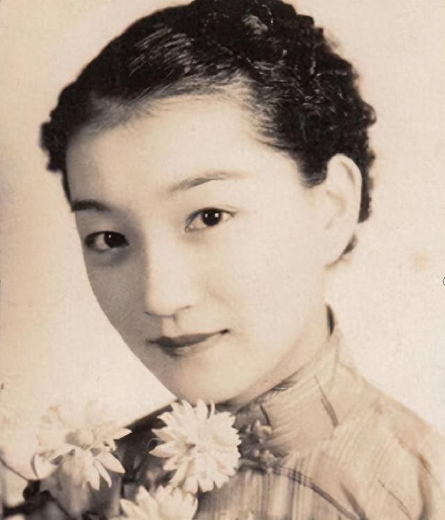 开云中国-1965年陆小曼病世，翁瑞午的长女见四下无人，迅速解开她的衣扣